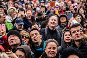 Des visages, une foule