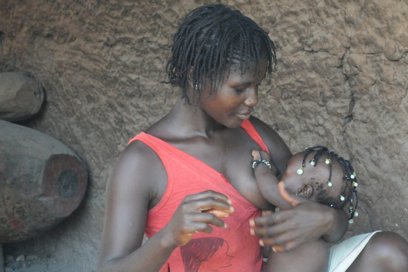 Une mère nourrit son enfant