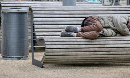 homme couché sur un banc