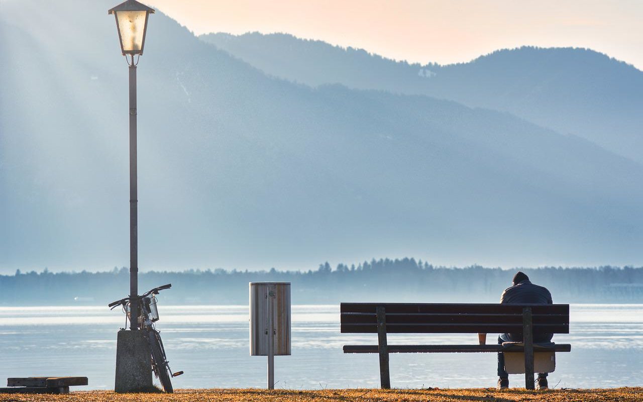 Attendre sur un banc